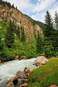 Grigorievsky 峡谷的景色 Grigorievskoe 峡谷被认为是伊塞克湖湖最著名的景点之一伊塞克湖。在这峡谷里长出