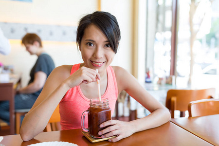 女人喝冰茶