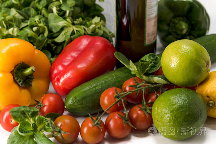 新鲜生蔬菜, 沙拉准备, 胡椒, 西红柿, 黄瓜, 新鲜沙拉, 石灰, 柠檬, 奶酪