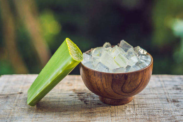 芦荟和芦荟立方体在一个木碗里芦荟凝胶几乎在食品医药和美容行业中的