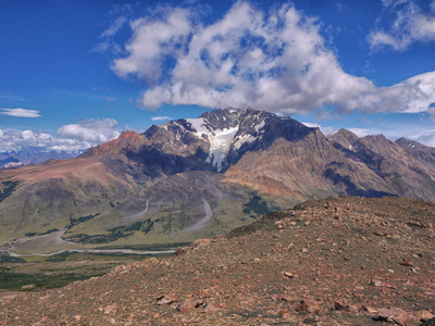 位于阿根廷巴塔哥尼亚的 El Chalten 附近的山峰