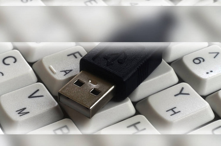 白色经典电脑键盘上的黑色 Usb 输入与 复制空间 域的英文和俄语布局