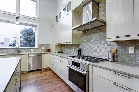 现代白色厨房用高端厨房用具图片