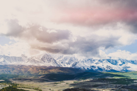 云下雪山雪山的五彩景色