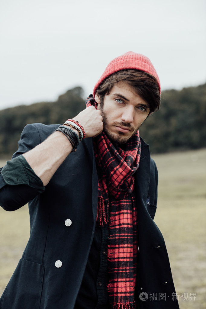 乡村道路上酷男孩