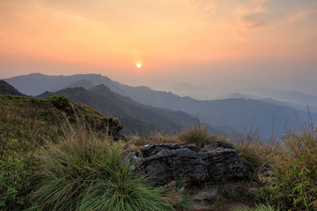 夏日风景在日出时山