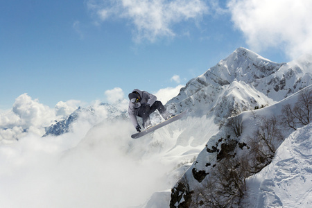 在山上飞滑雪板