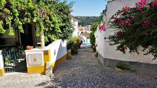 葡萄牙奥比都斯中世纪小镇的一条五颜六色的街道。奥比都斯是一个具有历史和文化的城市。它结合了中世纪和当前一个