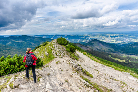 徒步旅行的妇女徒步旅行在山, 旅游生活方式和活跃假期在室外