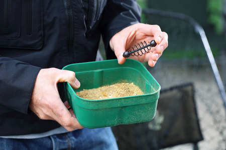 穿上鱼竿鱼饵照片