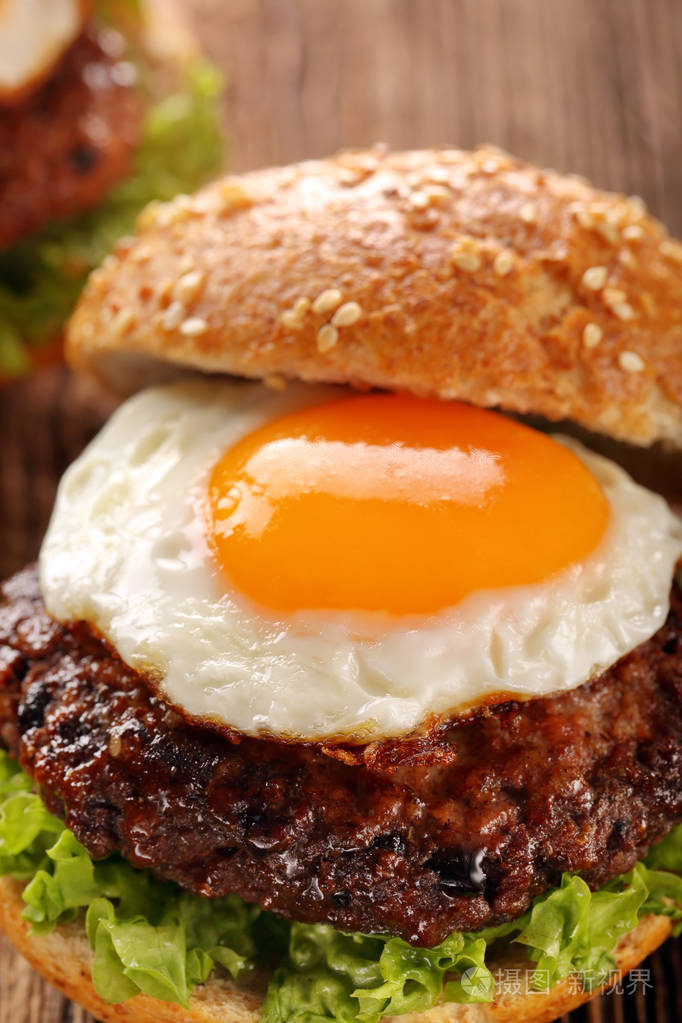 汉堡牛肉肉和鸡蛋