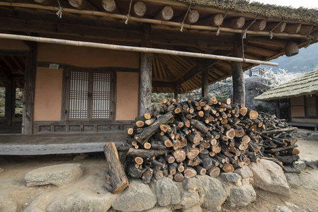 木片木材工业或木结构房屋的采伐冬雪山中的原木栈旧木房子的外观秋季