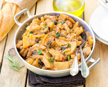 俄罗斯猪肉炖土豆和蘑菇照片