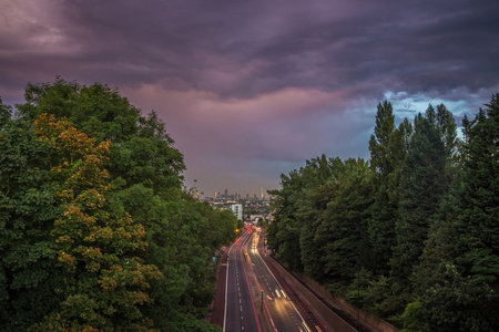 与乌云从霍洛威学院桥，英国伦敦市中心的天际线