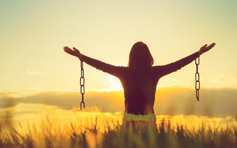 女人感觉自由的在美丽的自然环境照片