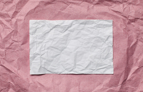 粉红色的背景上的白色纸卡