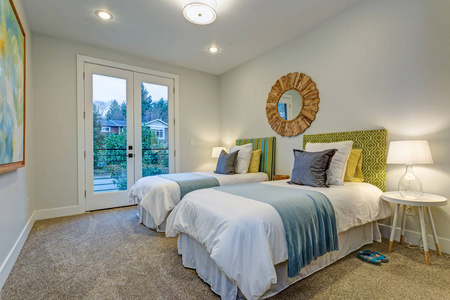 可爱的卧室和一对双床照片