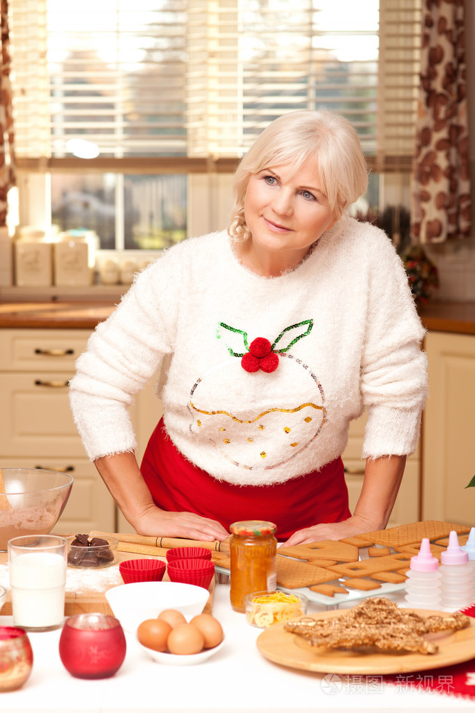 漂亮的奶奶在厨房里,圣诞节的时候