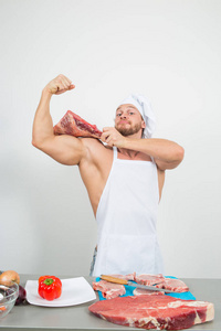 厨师健美制备大块的生肉。天然蛋白质