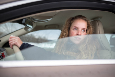 年轻漂亮的女人开着新车 浅景深 颜色色调