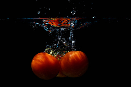 新鲜的西红柿在水中