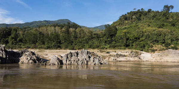老挝湄公河沿岸的岩石海岸线