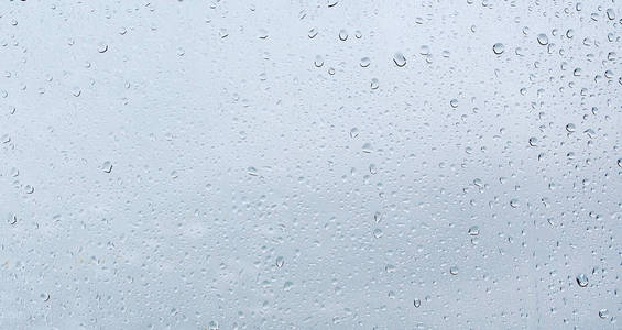 滴在窗户玻璃上的雨