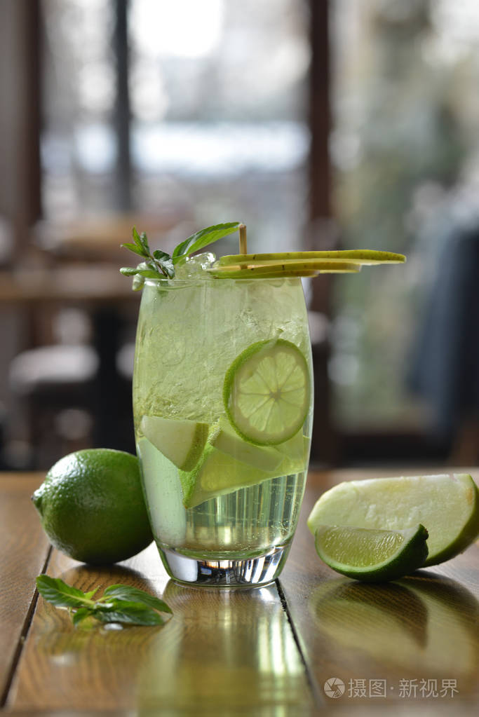 柠檬汁苹果和薄荷在木桌上