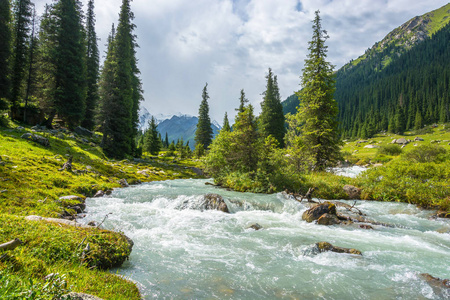 滔滔的江水，吉尔吉斯斯坦与山风景