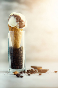 巧克力, 香草和咖啡冰淇淋在华夫饼锥与咖啡豆在灰色的石头背景。夏日美食概念, 复制空间。健康面筋免费冰淇淋