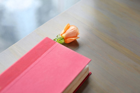 玫瑰花朵和红色的精装书图片
