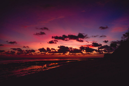 巴厘岛有云的灿烂日落或日出