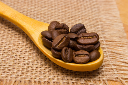 用木勺对黄麻的咖啡豆堆帆布