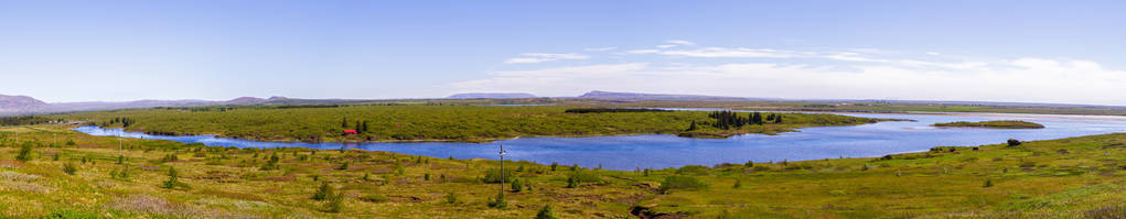 领域和河的全景在冰岛
