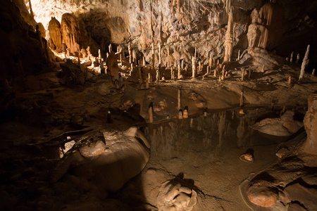 斯洛文尼亚最大石窟旅游目的地波斯托伊纳洞穴石笋和钟乳石
