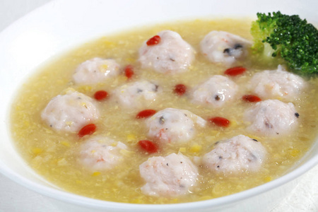 特写鱼丸汤.餐桌海鲜汤照片