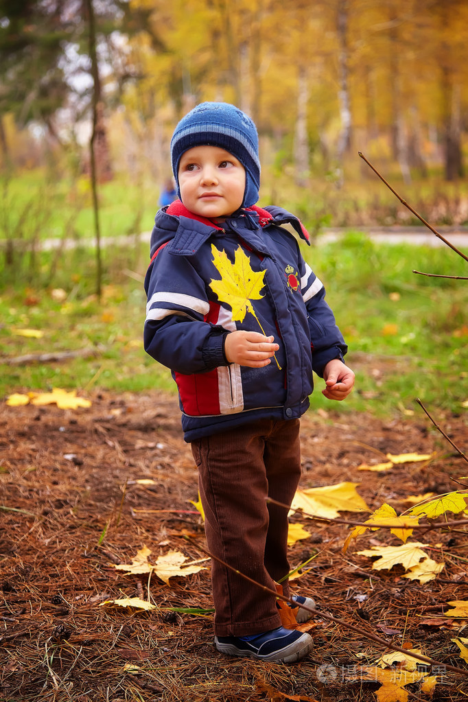 蹒跚学步小孩在秋天公园