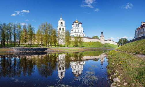 Pskova 河岸边的圣三位一体大教堂