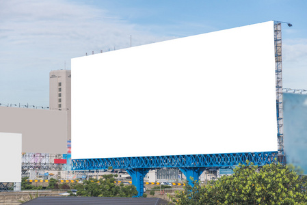 大空白广告牌上立交桥与市视图背景