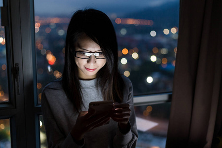 女人在家里使用手机