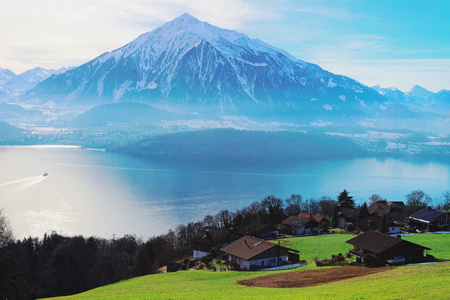 Sigrilwil 村庄在瑞士阿尔卑斯山和 Thunersee 湖