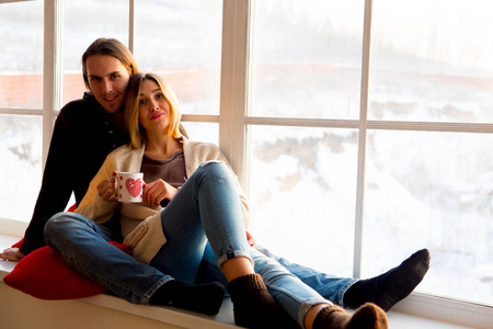 情侣相拥在一起照片