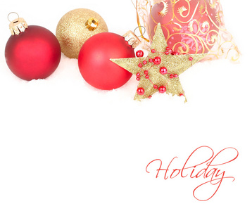 金黄色和红色的圣诞球和上雪白色背景上的明星。圣诞节背景以及放置文本的位置