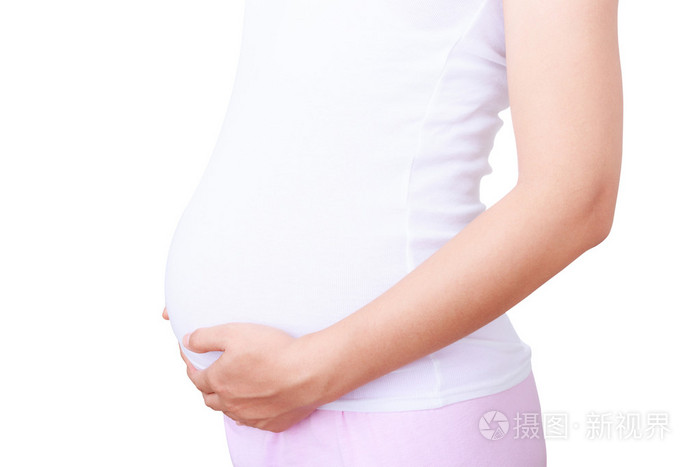 怀孕的女人爱抚着她的肚子里