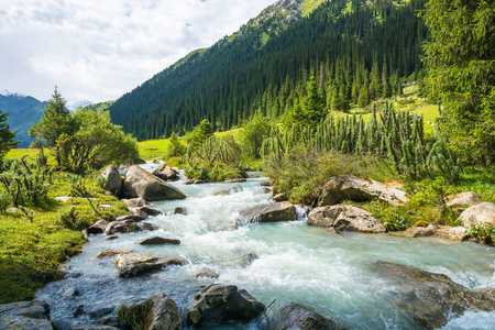 滔滔的江水，吉尔吉斯斯坦与山风景