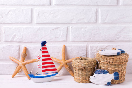 玩具小船, 鱼和海星在白色木质背景。文本的位置。暑假概念