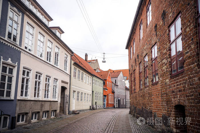 在丹麦与橙色街旧楼画房子在街的尽头