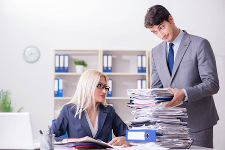 秘书助理老板给他的助理秘书带来额外的工作照片