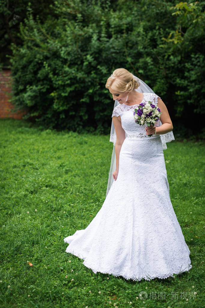 摆在她的婚礼当天的新娘照片-正版商用图片0ncxp0-摄图新视界