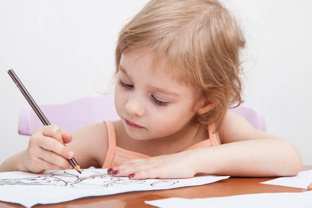 用彩色铅笔在纸上画的小女孩